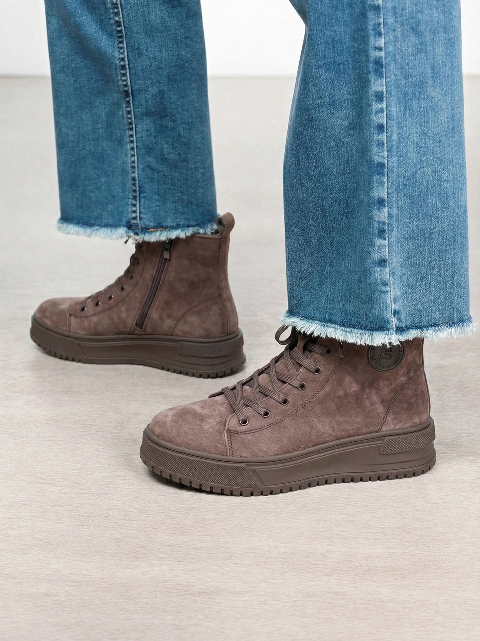 Ботинки коричневого цвета на средней платформе